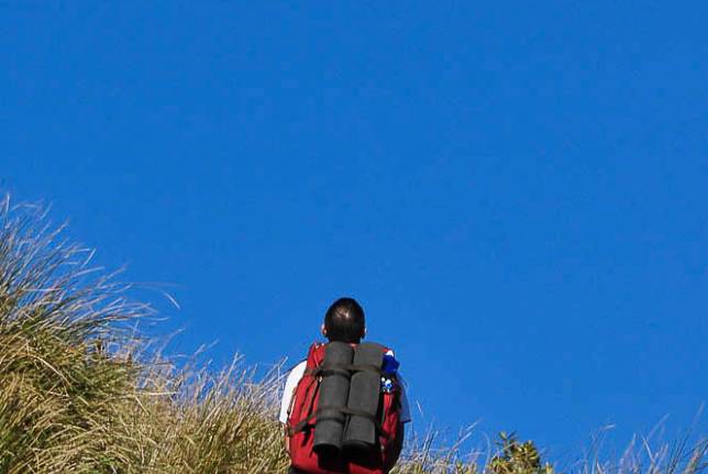 Prestando a devida reverência à enorme lua que nos acompanha ao final do nosso 1o dia de caminhada na travessia do Parque Nacional da Serra dos Órgãos, no Rio de Janeiro